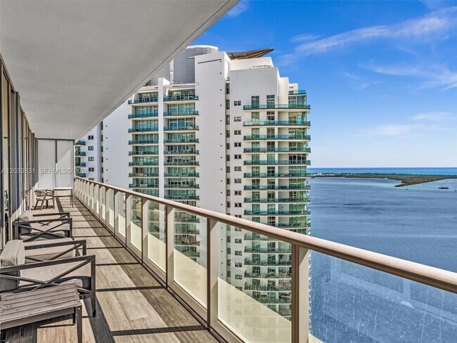 Building Photo - 1300 Brickell Bay Dr