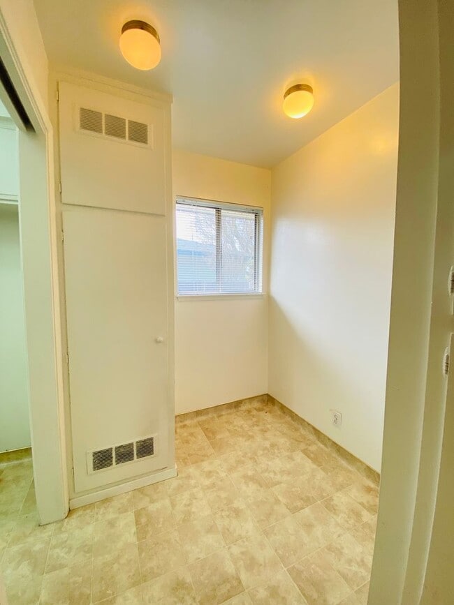 Building Photo - Cute Corner Lot!