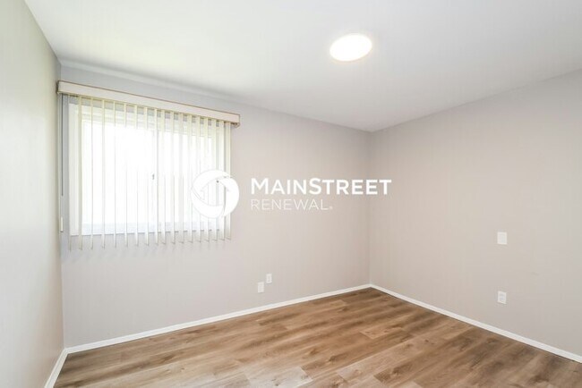 Building Photo - 4 Bedroom Pet-Friendly Home in St. Louis, MO with Main Street Renewal