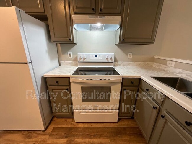 Building Photo - 1019 Manor Dr