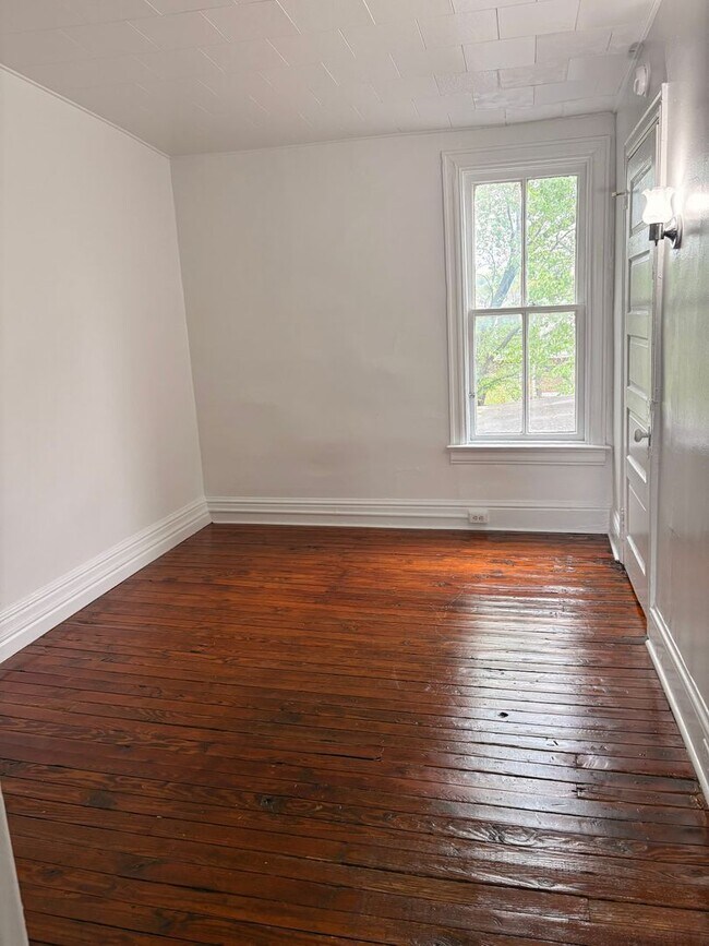 Building Photo - Spacious 3-Bedroom Apartment – West End of York City!