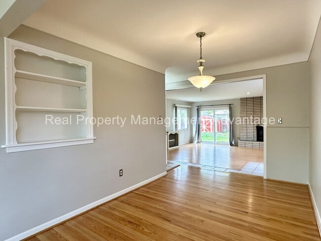 Building Photo - Mid-Century 3 Bed/2 Bath Ranch Near Downto...