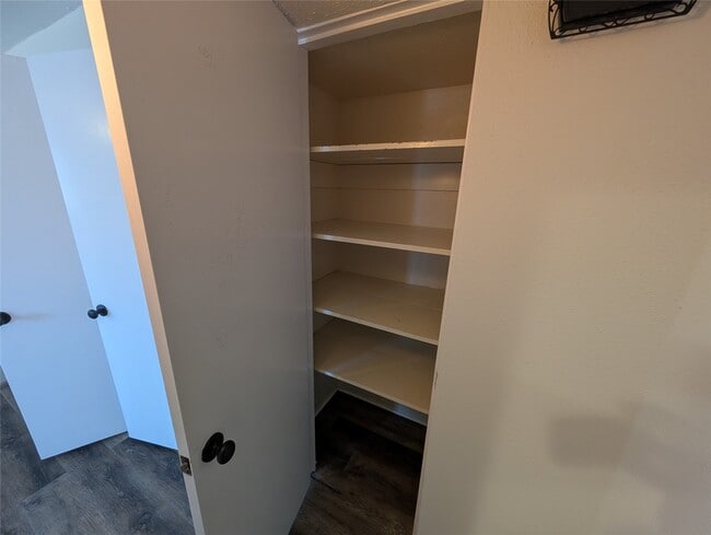 Building Photo - 2101 Fountain View Dr