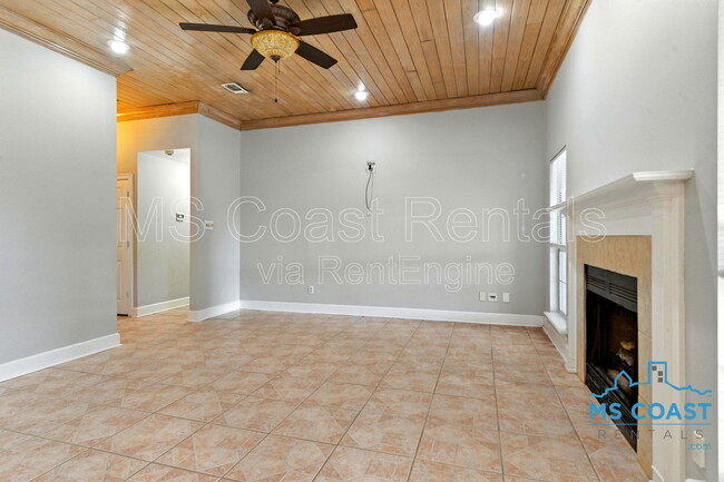 Building Photo - 11360 Creek Dr