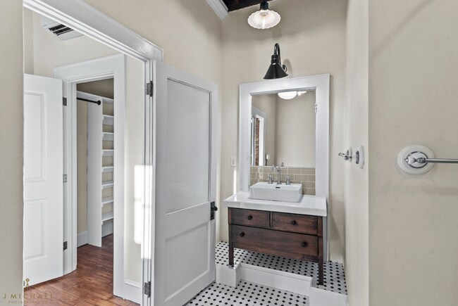 Building Photo - Beautiful One Bedroom Downtown Condo