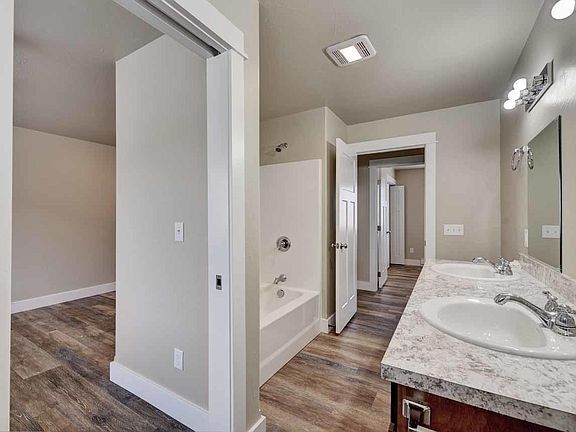 Upstairs full bath - 3294 Cabernet Dr