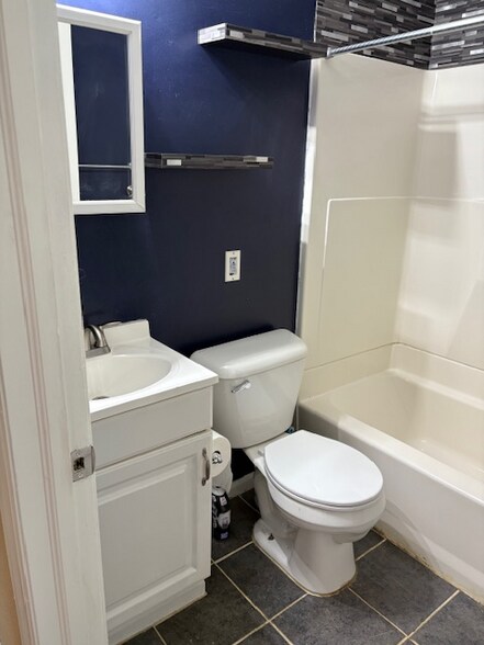 Building Photo - 17 Lakeside Pl