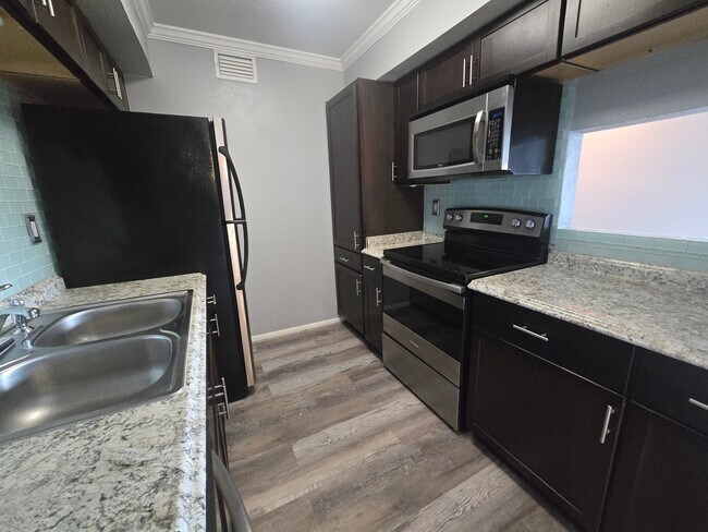 Building Photo - 1860 White Oak Dr