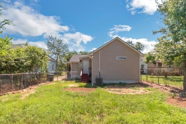 Building Photo - 204 Mill St