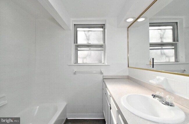 Building Photo - 5816 Knox St