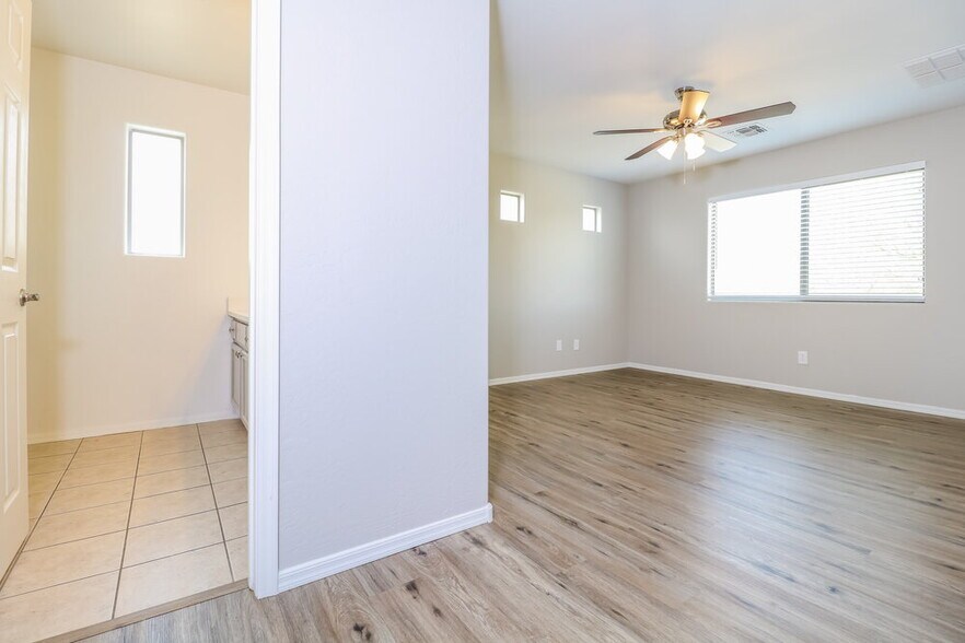 Building Photo - 7412 S 37th Dr