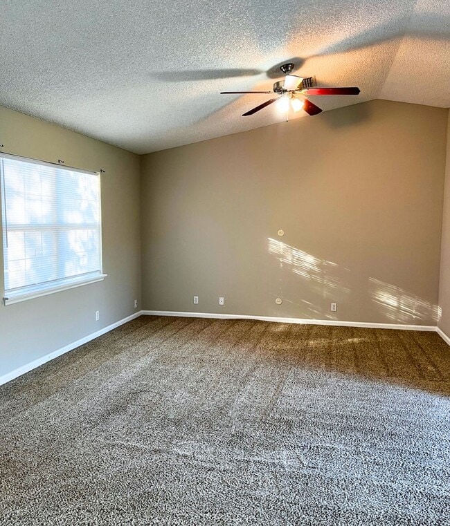 Building Photo - 4/2 with fenced in yard!