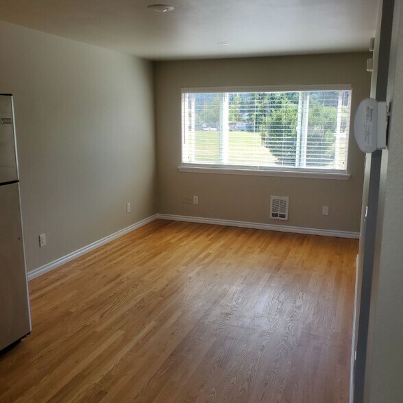 Hardwood floors in living room - 38272 SE Cedar St