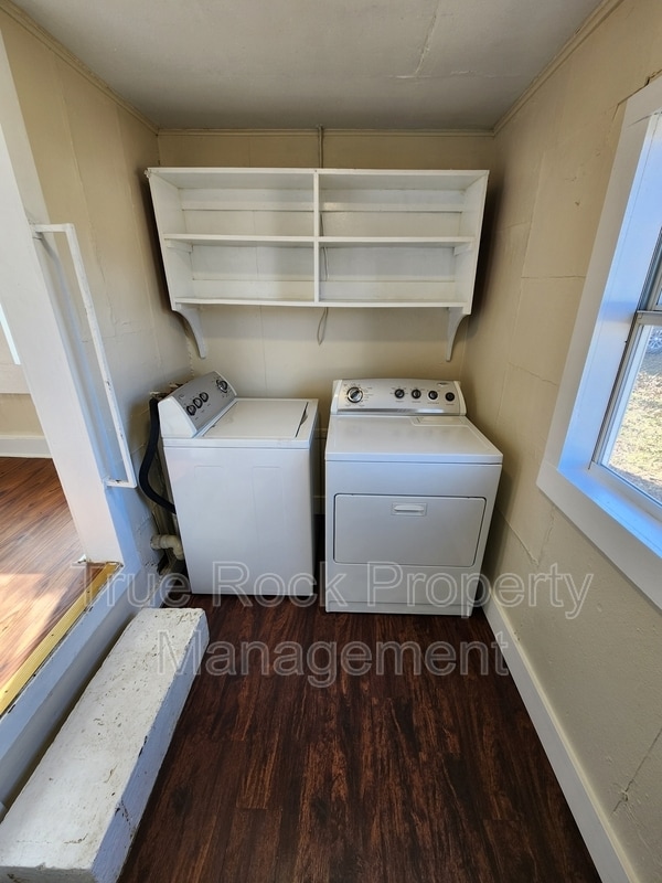 Building Photo - 231 W 4th St