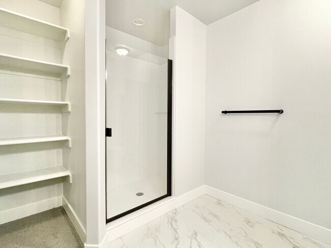 Building Photo - Beautiful Poolside Townhome at Mountain Ridge!