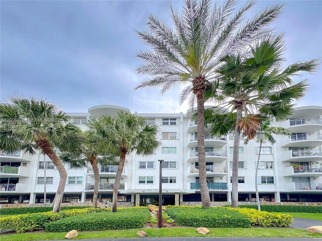 Building Photo - 210 Seaview Dr