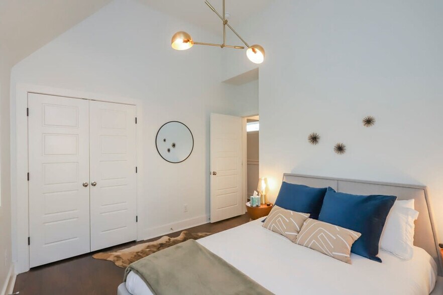 Building Photo - 2208 Elliott Ave