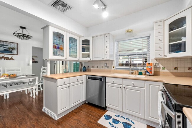 Building Photo - 1341 Bayview Dr