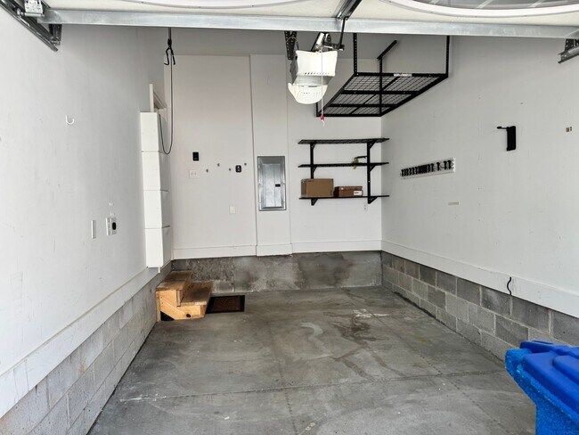 Building Photo - Beautiful End Unit Franklin Townhome
