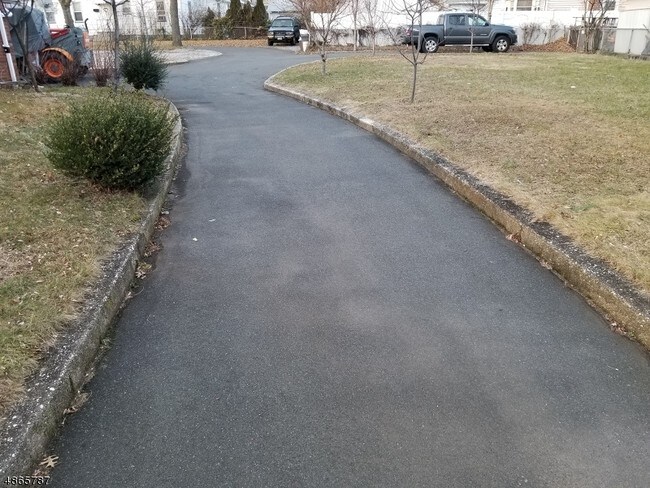 Building Photo - 1789 Vauxhall Rd