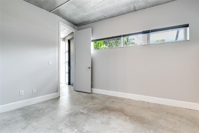 Building Photo - 721 SE 12th Ct