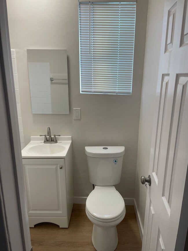 Building Photo - Makee Ave