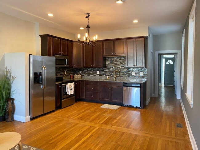 Building Photo - Renovated Hill Home for Rent!