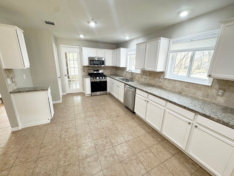 Building Photo - 5042 Cleves St