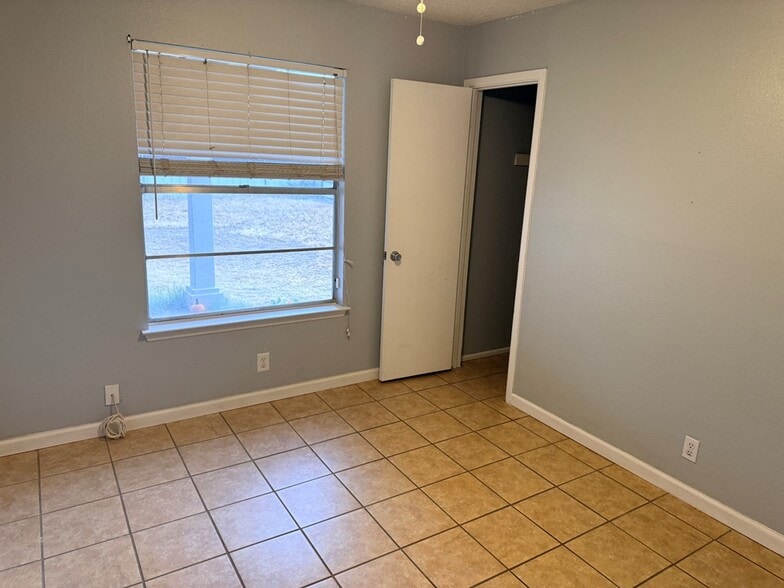 Building Photo - 2 Star Cir