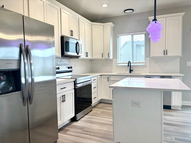 Building Photo - 1502 NE Savana Dr