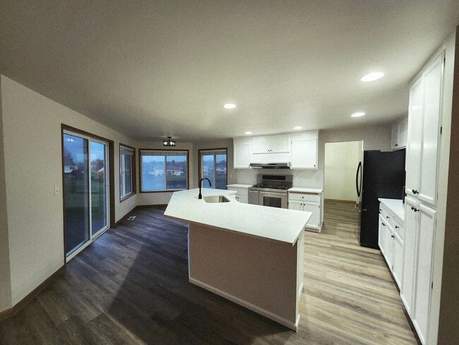 Building Photo - Brand New Updates! 4-Bedroom, 2.5-Bath plu...