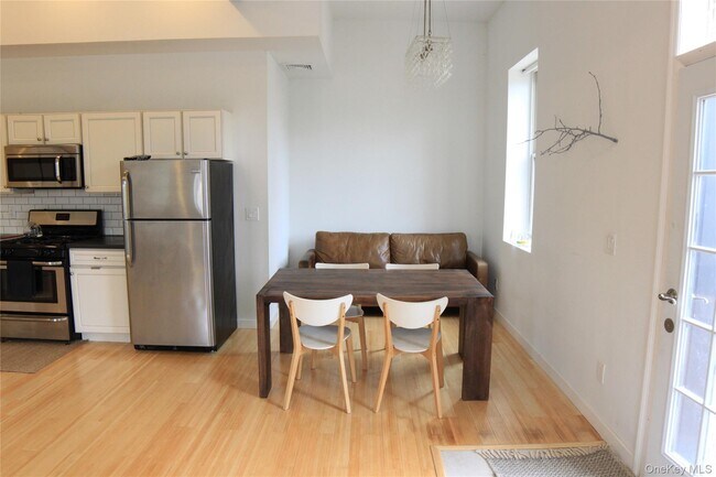 Building Photo - 217 Main St