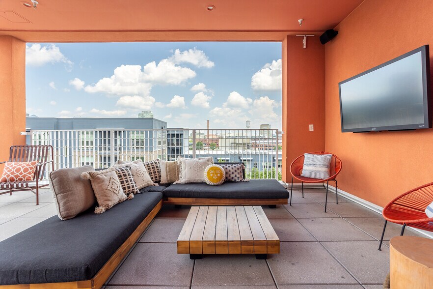 Shared terrace on top floor, steps from the unit - 600 S Duke St
