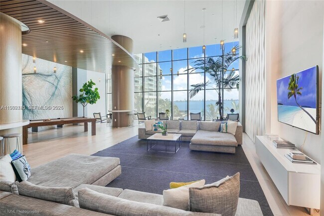 Building Photo - 460 NE 28th St