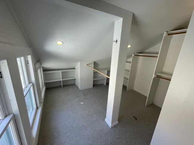 Building Photo - 4 Bd 3 Ba House