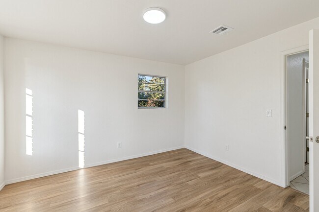 Building Photo - 1605 E Park Pl