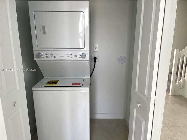 Building Photo - 20679 NE 7th Pl