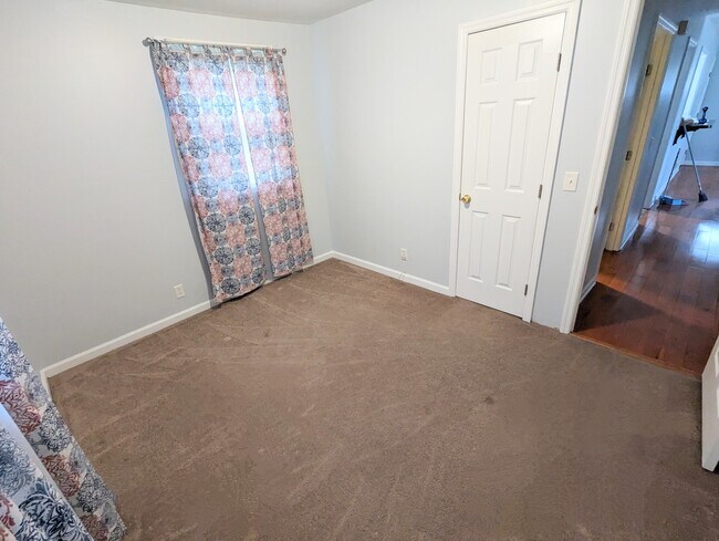 Building Photo - 3213 Lagrange Dr