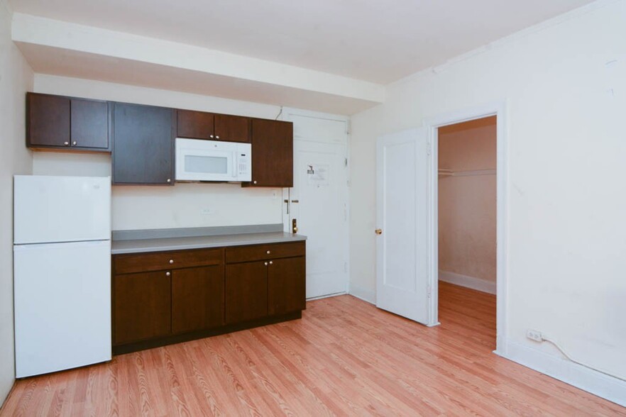 Building Photo - 3335 W Diversey Ave