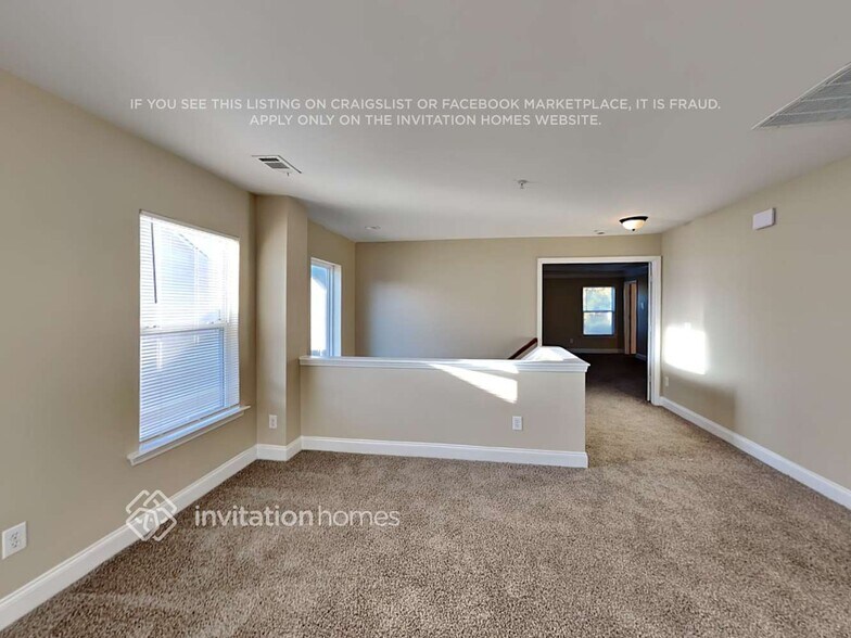 Building Photo - 380 Roseglen Dr NW