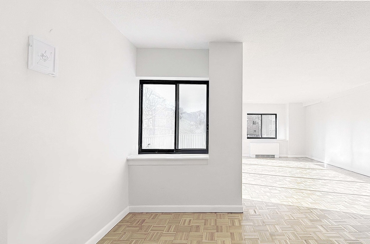 Living Room - 300 Lynn Shore Dr