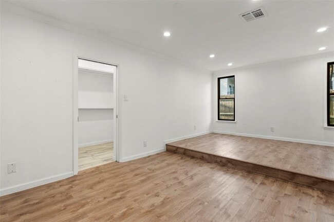 Building Photo - 4202 N Hills Dr