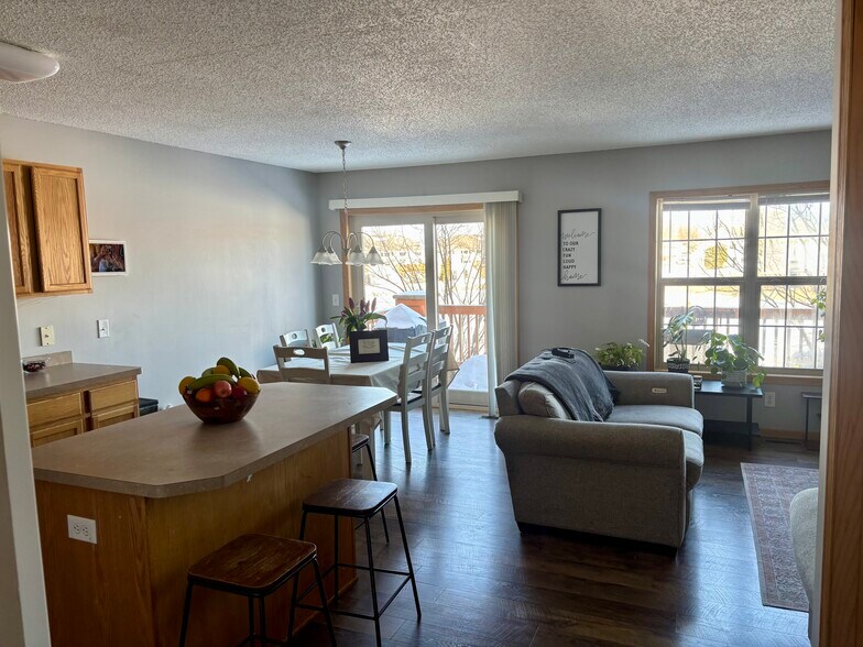 Dinig - 22369 Lilac Way