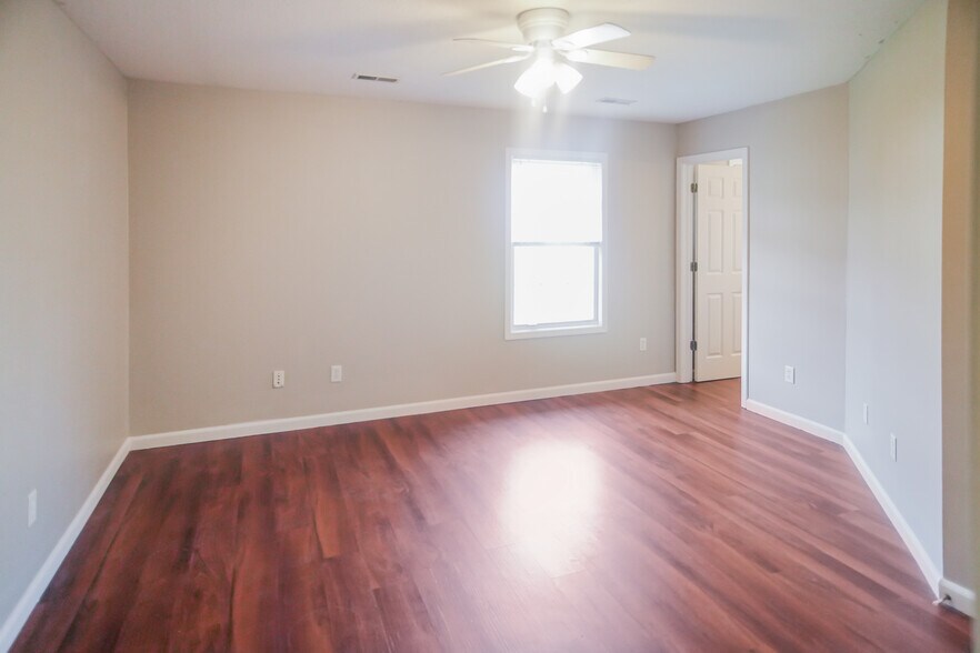 Primary bedroom - 3713 S Cramer Cir
