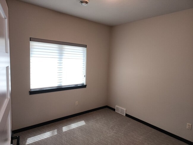 Building Photo - Three bedroom two bath w/ triple garage