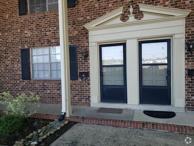 Building Photo - 1002 Willow Dr