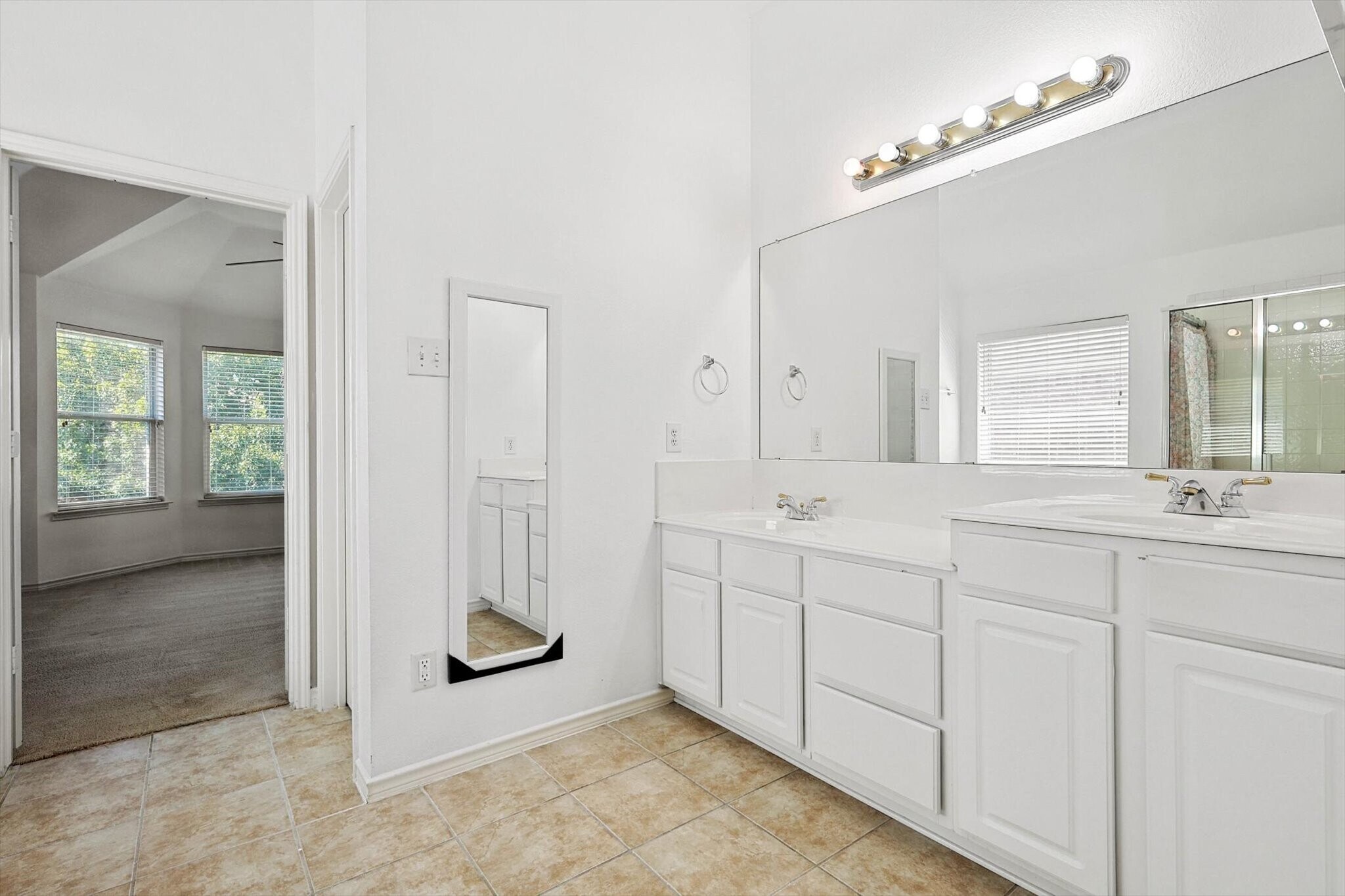 Building Photo - 8104 White Stallion Trl