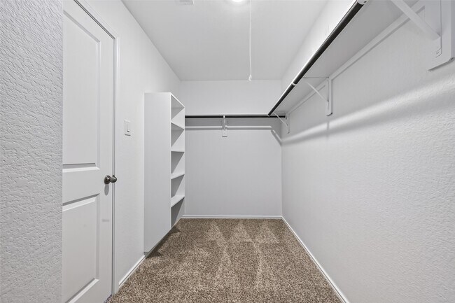 Building Photo - 3030 Lake Crest Dr