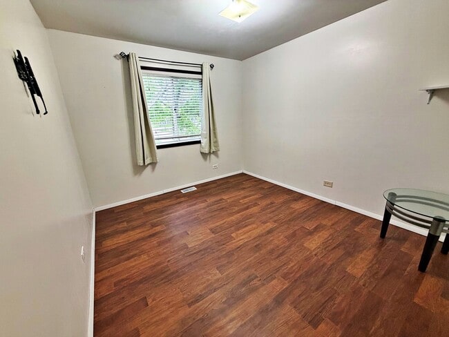 Building Photo - 800 W Beechtree Ln