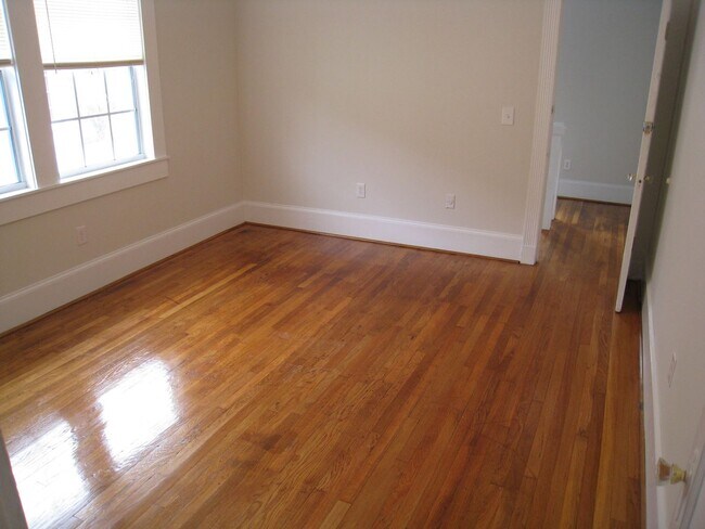 Building Photo - Spacious 3-Bedroom Apartment in the Heart of Broadmoor/Uptown